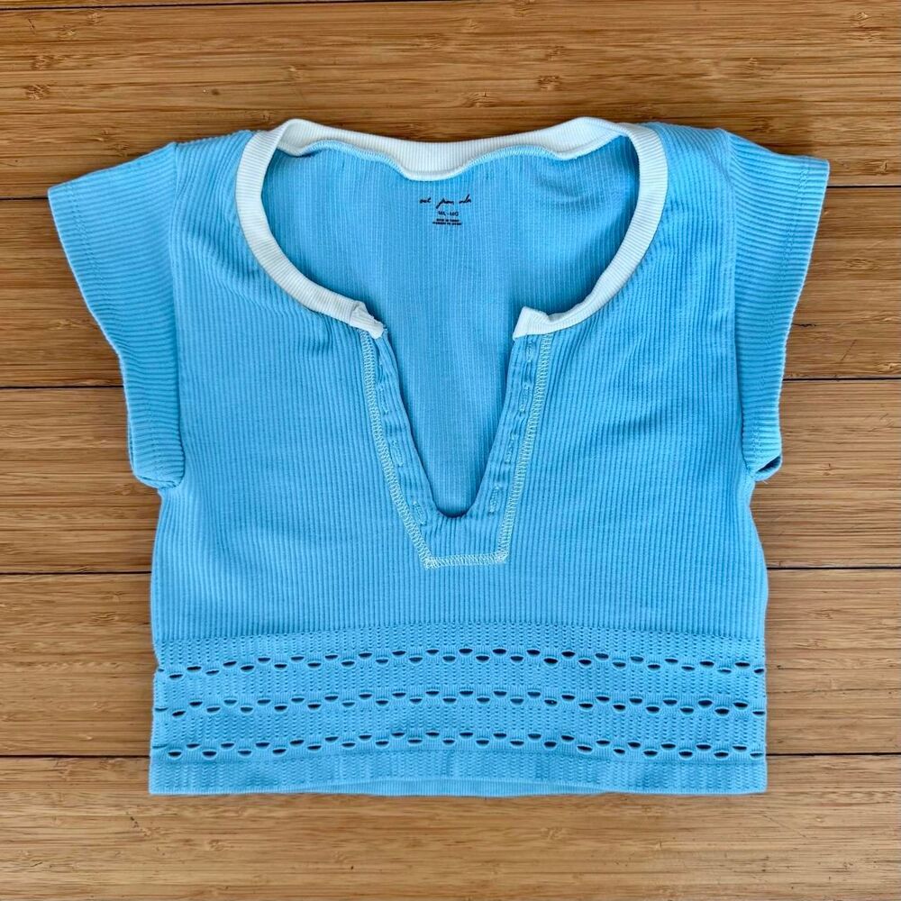 Out From Under Go For Gold Seamless Crop Top M/L Baby Blue White Trim